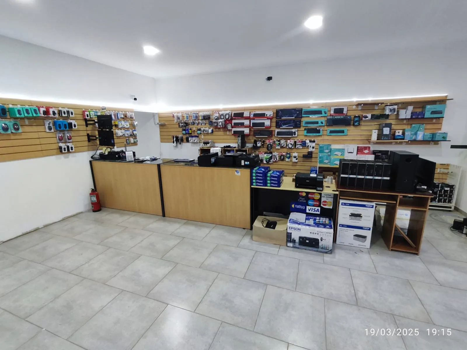 Interior del local con el mostrador