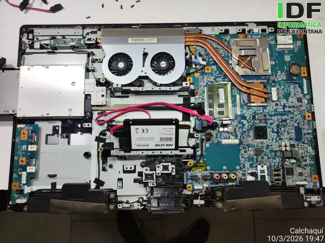 Notebook desarmada en el banco de trabajo