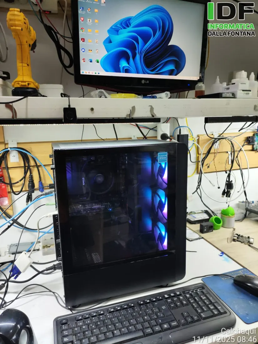 PC armada funcionando con Windows 11