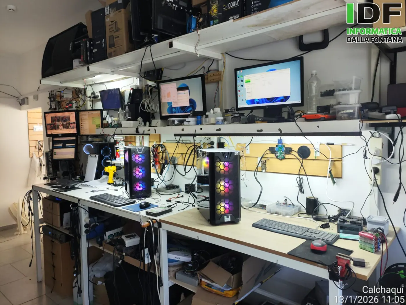 Varias PC armadas probándose en el taller